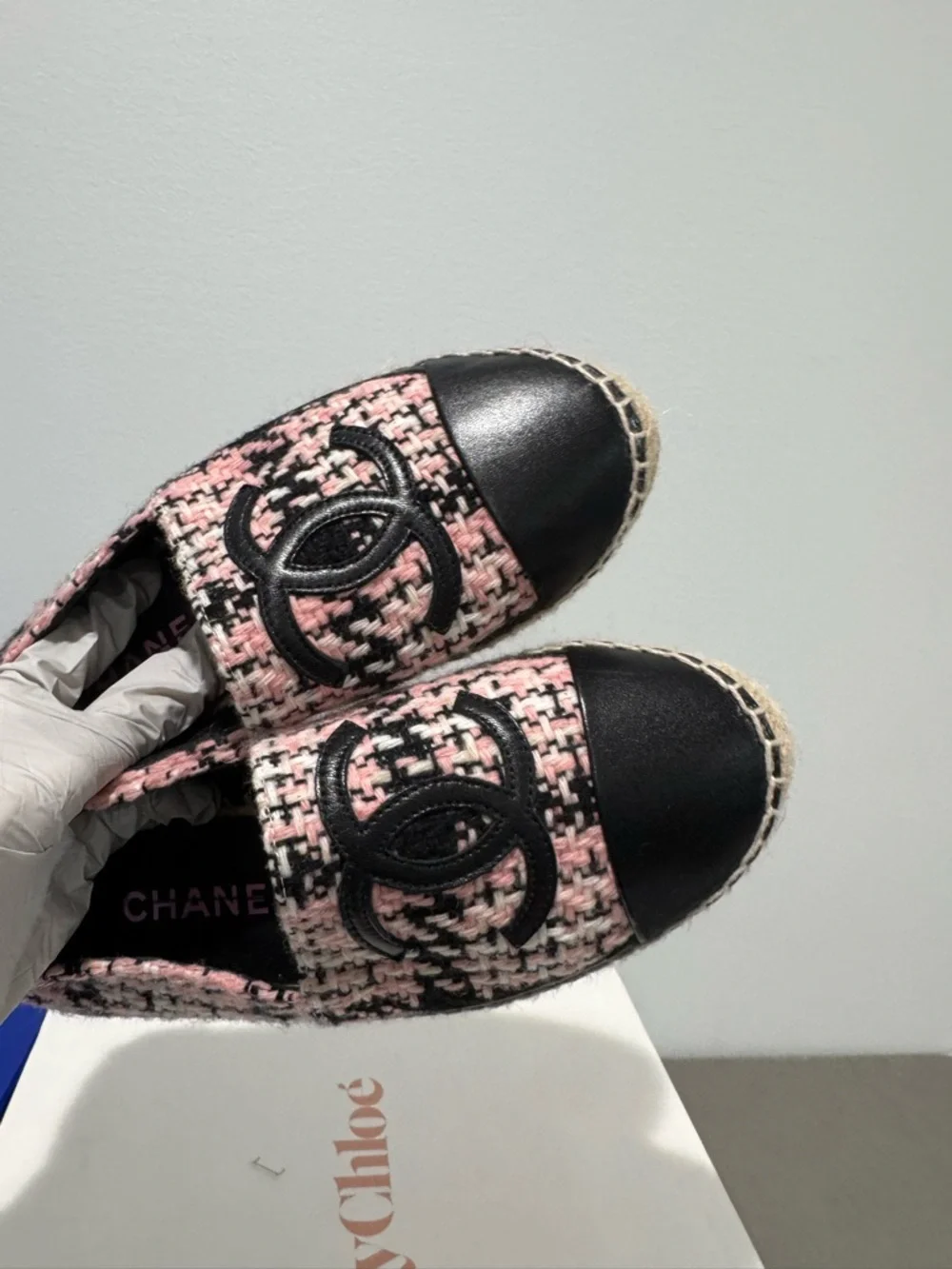 $780 Chanel
Chanel Black/Pink Tweed And Leather CC Cap
Toe Flats size 35 - Picture 8 of 11